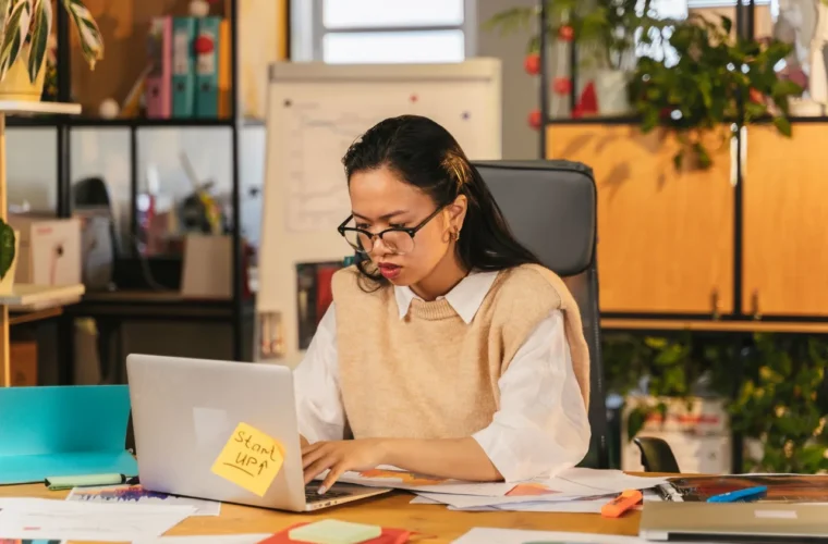 Empreendedora trabalhando no laptop em seu escritório
